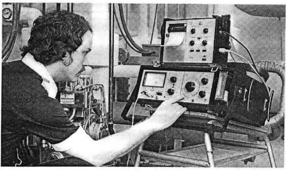 Figure 1: Early vibration analysis device being used for predictive maintenance, illustrating how condition monitoring has evolved over time. These tools played a key role in detecting mechanical faults by analyzing vibrations. Source: "Historia de la Medición de Vibraciones en el Mantenimiento Predictivo," DMC.pt, accessed on October 18, 2024.