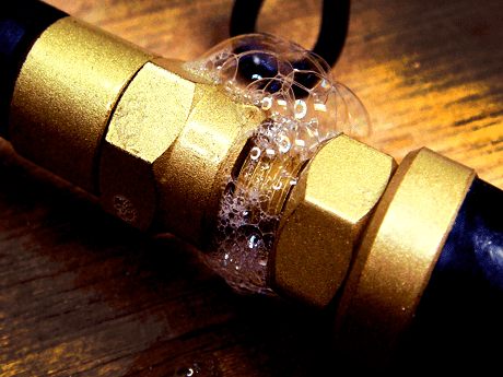 Figura 18: Pérdida de estanqueidad en conector de tubería detectable por burbujas.