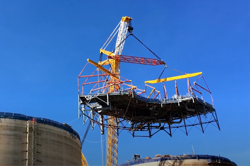 Figure 8: Crawler crane lifting and installing two LPG tank platforms on top of LPG tanks.Photo Credit: ALE (http://www.ale-heavylift.com)