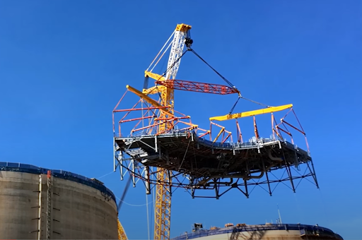 Figura 8: Grúa de cadenas elevando e instalando dos plataformas de tanques GLP en la parte alta de tanques GLP. Créditos de la Foto: ALE (http://www.ale-heavylift.com).