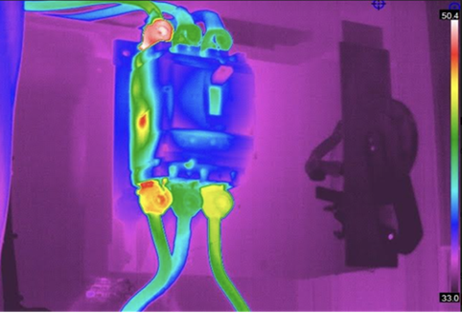 Internal failure of a circuit breaker and connectors in different phases in a fault mode. Reference: Thermograph Level II Nolbys Espinosa Mazon, Power Plant, (Mariel).