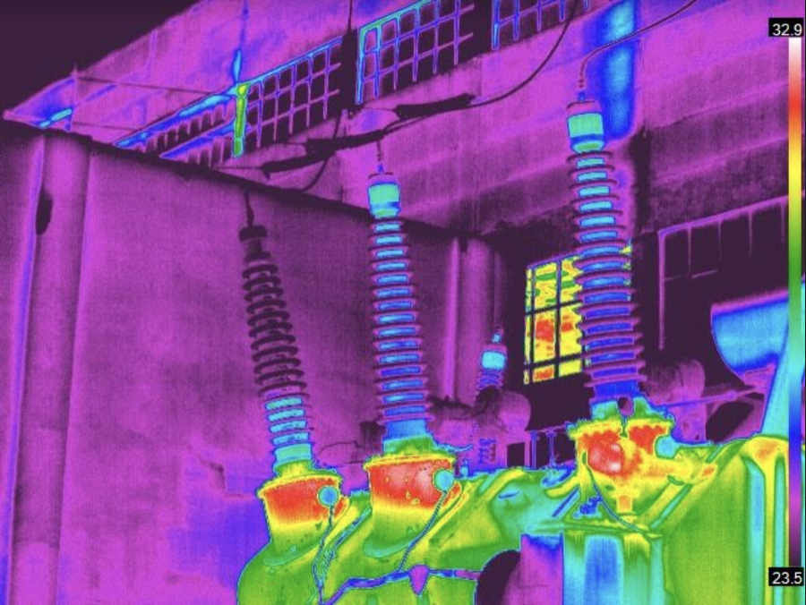 Oil leakage into the transformer interior. Reference: Thermograph Level II Nolbys Espinosa Mazon, Power Plant, (Mariel).